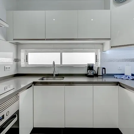 Апартаменты Stunning Flat With Wonderful Sea Views